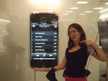 Гигантский iPhone в Apple Store
